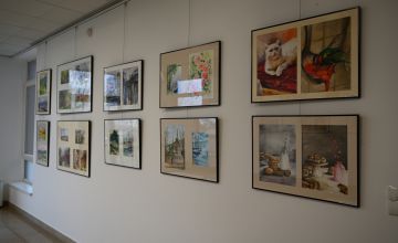 Obazy wiszące na ścianie w galerii